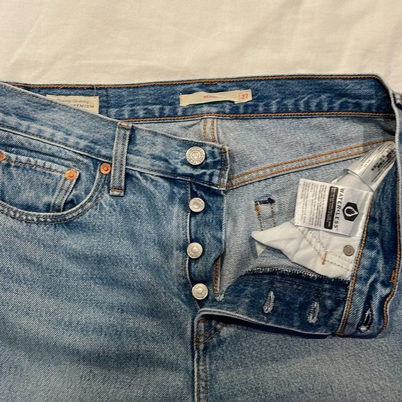 Levi’s Wedgie Straight Leg Raw Hem Women’s Jeans - Picture 4 of 6